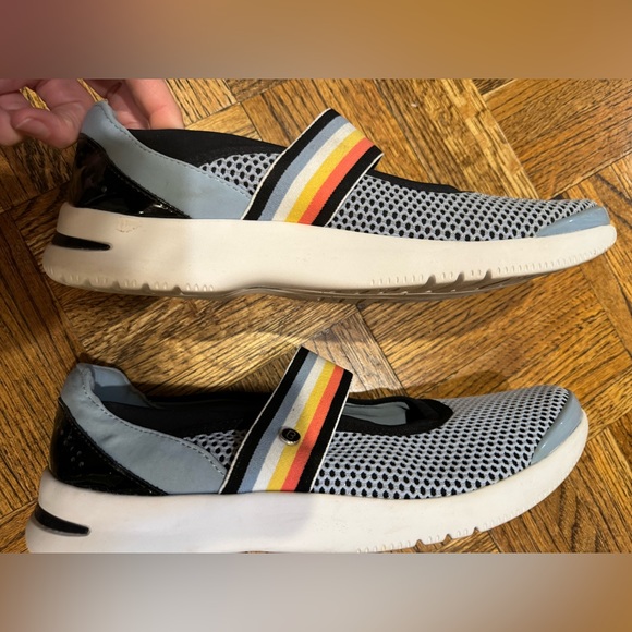 Cute light blue/grey B’zees in 9.5 US - Picture 6 of 7